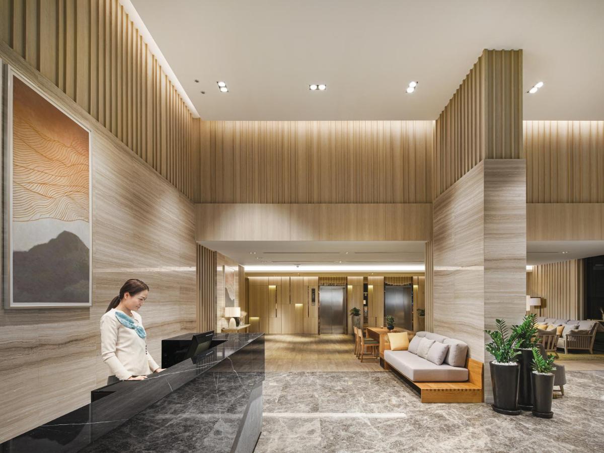 Oakwood Suites Bangkok Exterior foto The lobby of the hotel