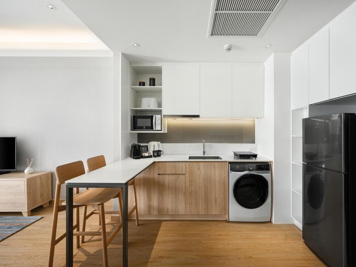 Oakwood Suites Bangkok Exterior foto A typical apartment kitchen