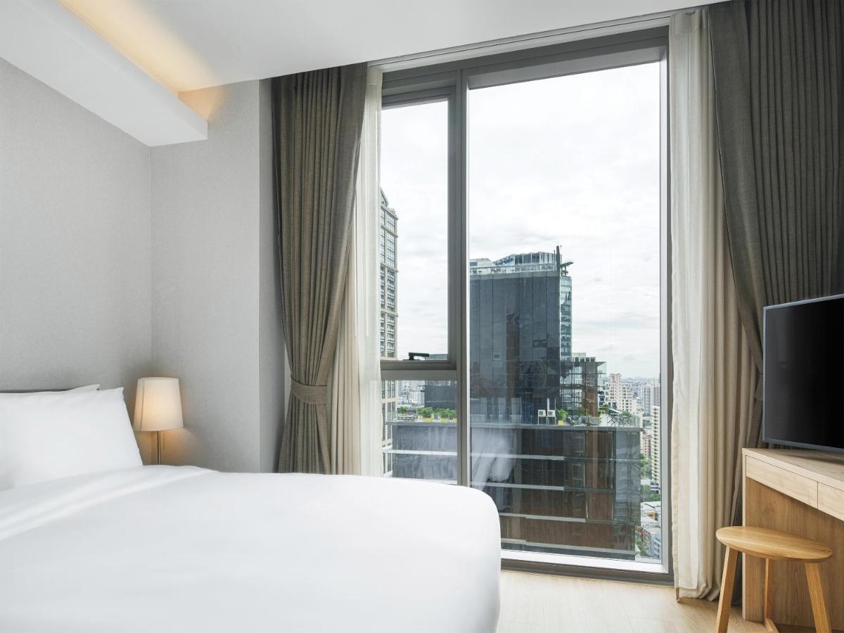 Oakwood Suites Bangkok Exterior foto A bedroom at the hotel