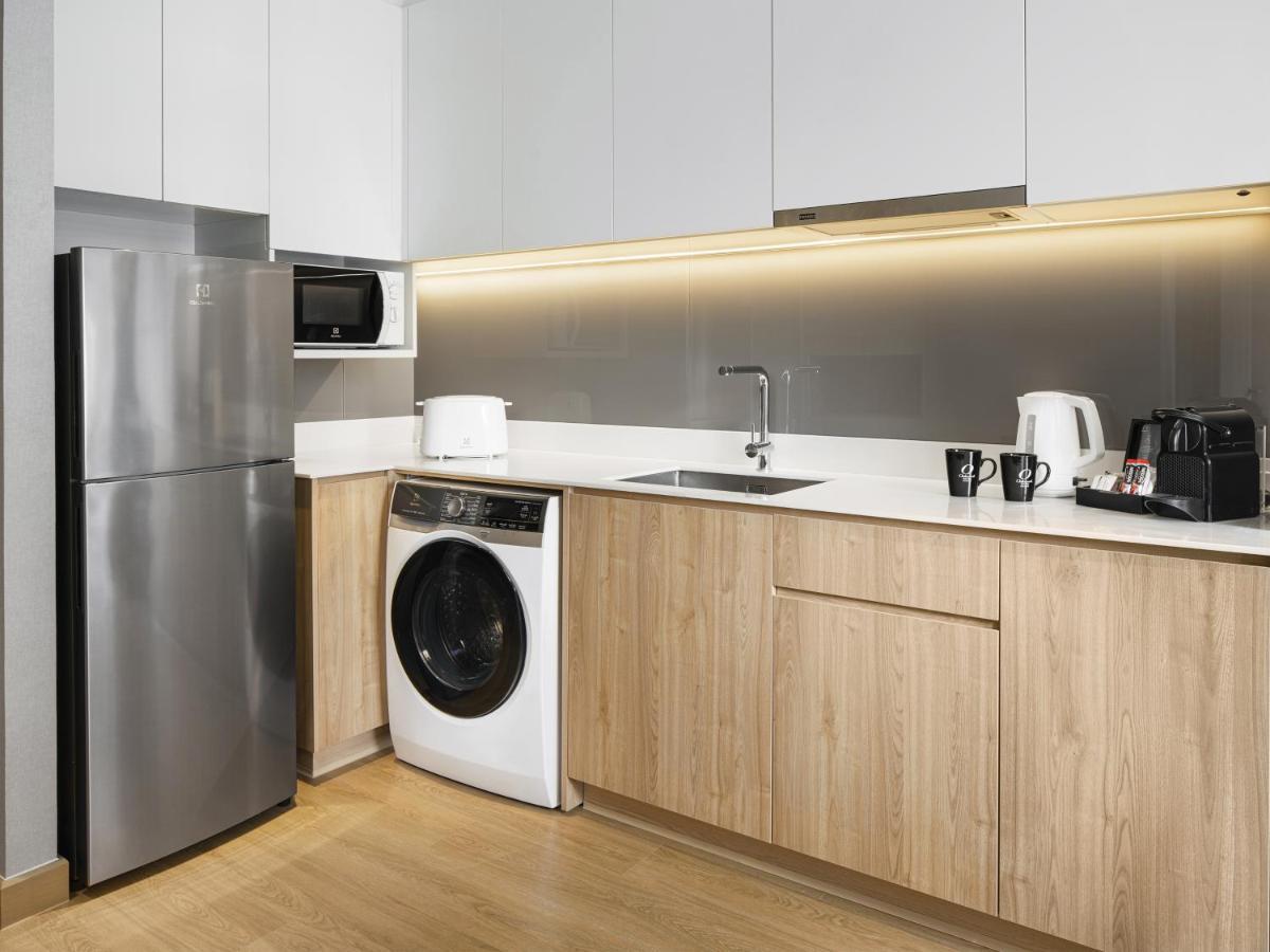 Oakwood Suites Bangkok Exterior foto A typical kitchen in a serviced apartment