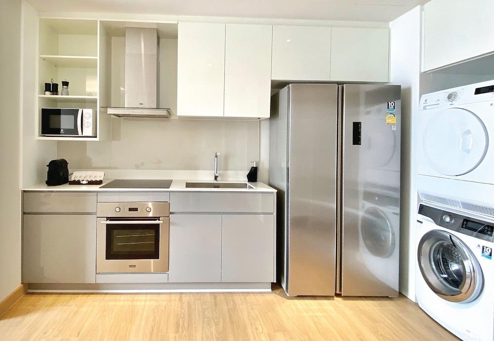 Oakwood Suites Bangkok Exterior foto A kitchen in a student apartment