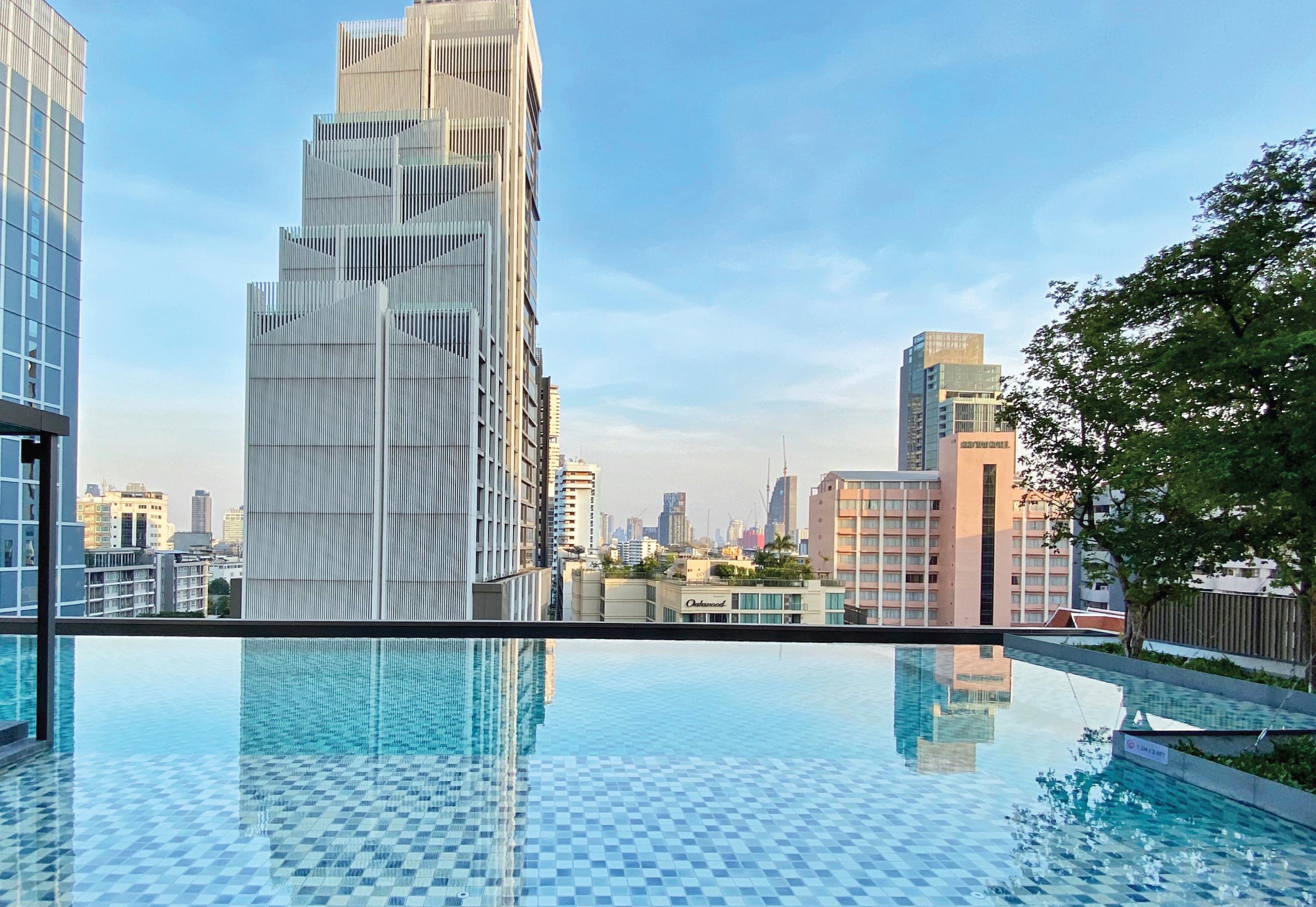 Oakwood Suites Bangkok Exterior foto The pool at the 10th floor
