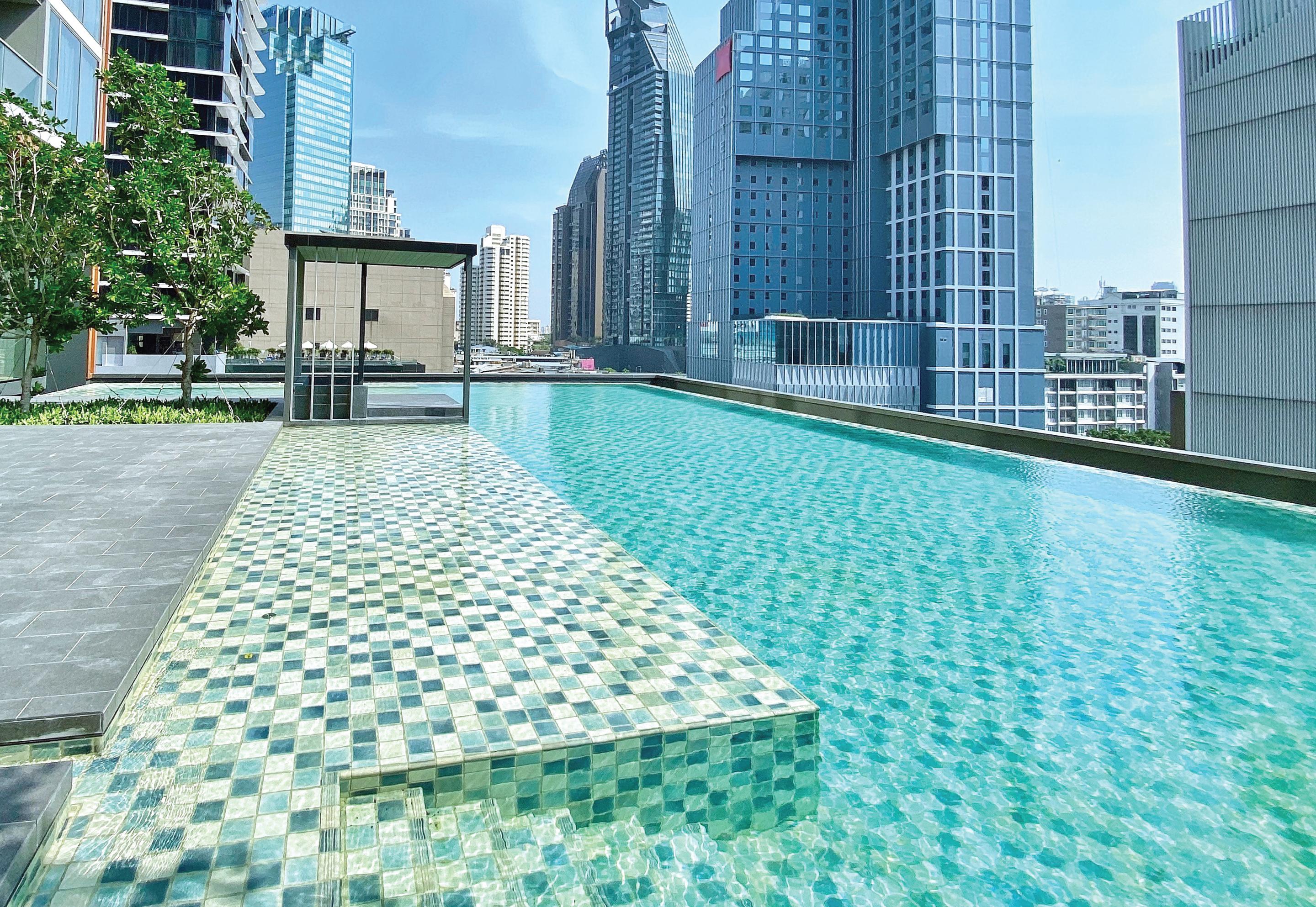 Oakwood Suites Bangkok Exterior foto The rooftop pool at the hotel