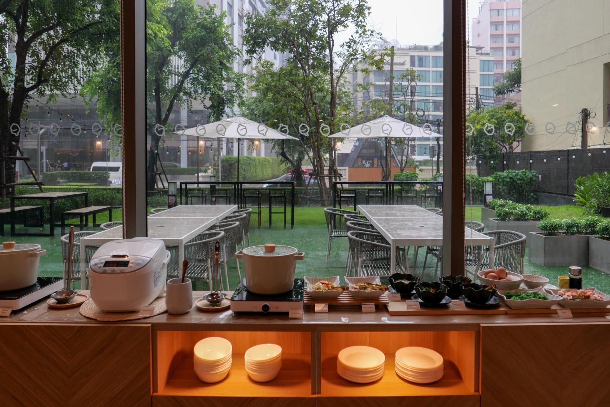 Oakwood Suites Bangkok Exterior foto