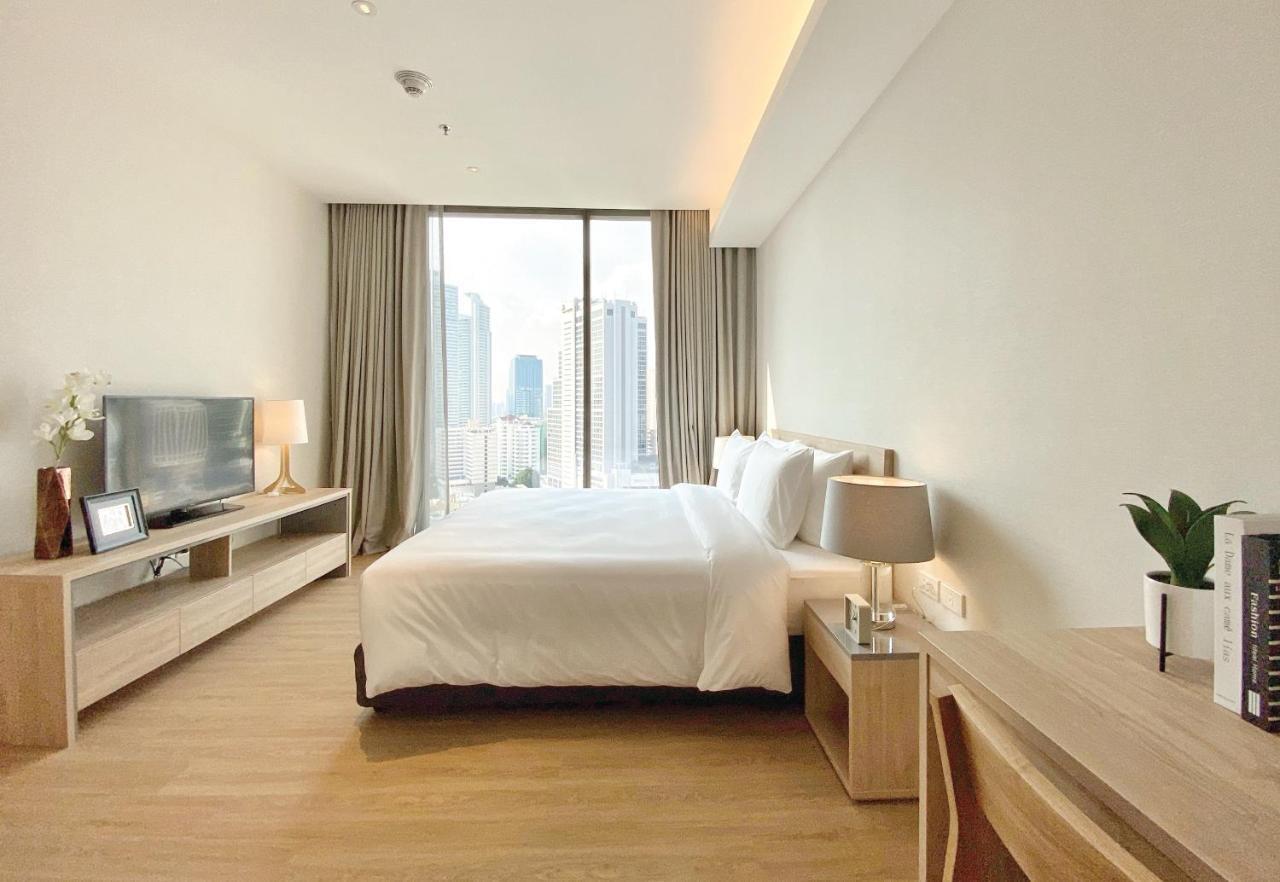 Oakwood Suites Bangkok Exterior foto A bedroom at the hotel