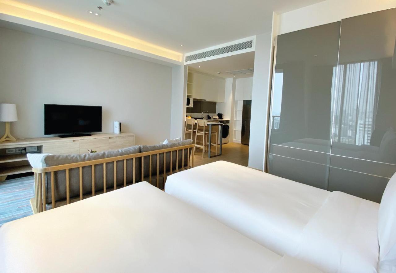 Oakwood Suites Bangkok Exterior foto A room at the hotel