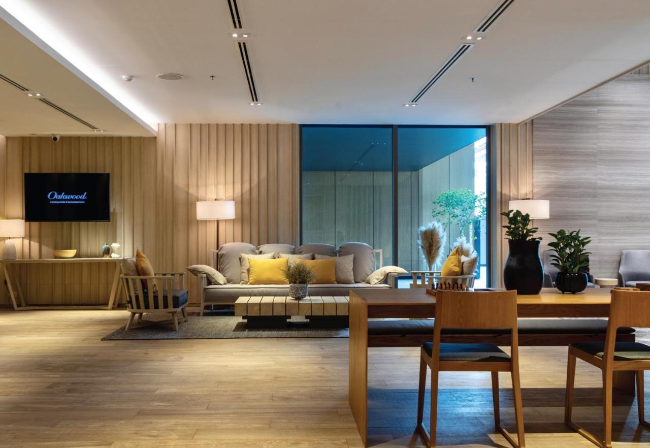 Oakwood Suites Bangkok Exterior foto The living room of a three-bedroom residence